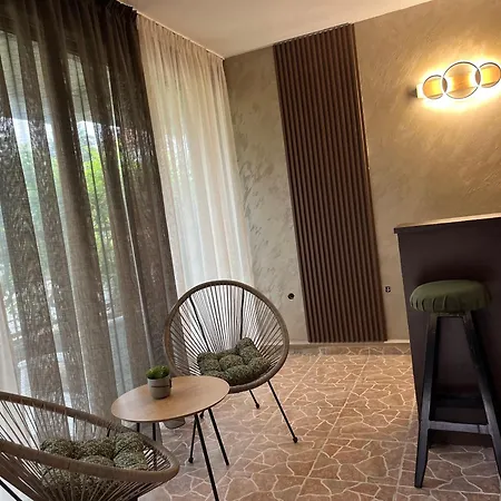 Къща за гости паунови Приморско