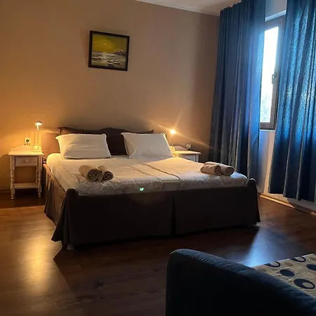 Къща за гости паунови Приморско