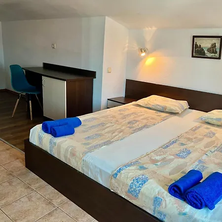 Къща за гости паунови Приморско